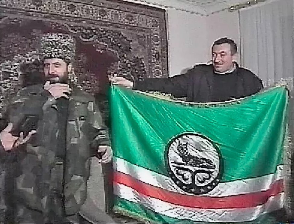 Эдуард Гурвиц принимает чеченскую делегацию во главе с вице-президентом самопровозглашённой республики Вахой Арсановым. (1997 год) Фото из открытых источников. 