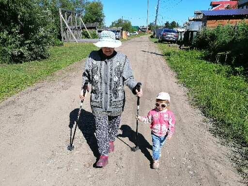 Моя бабушка и дочь. В деревне, в которой нет общественных мест