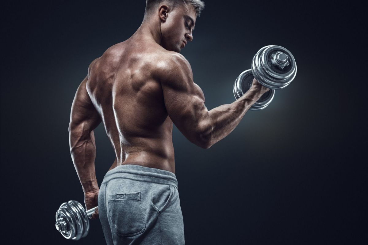 Спортивные мужские руки. Спортивный мужчина. Мужчина с гантелями. Накаченный спортсмен. Спортивные люди.