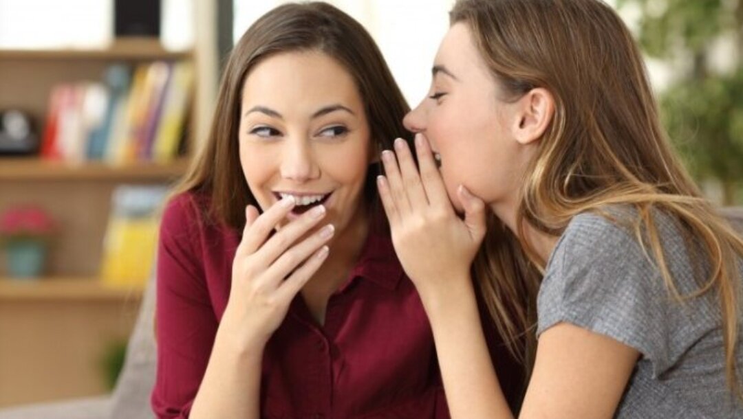 Я никогда сам не открываю своих тайн, а ужасно люблю, чтоб их отгадывали, потому что таким образом я всегда могу при случае от них отпереться. (М.Ю. Лермонтов, "Герой нашего времени")