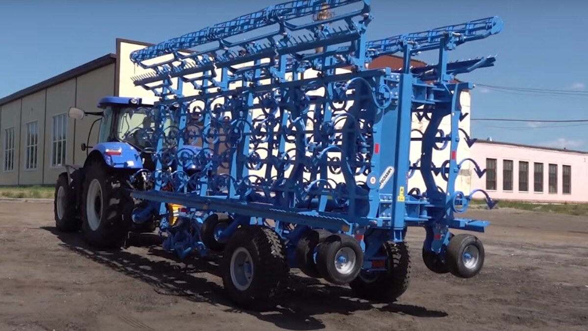 Новый предпосевной универсальный культиватор КБМ-12-4П в транспортном положении 