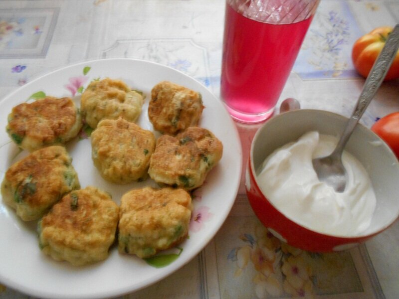 Зеленые пышки можно делать и как оладьи, если тесто будет помягче