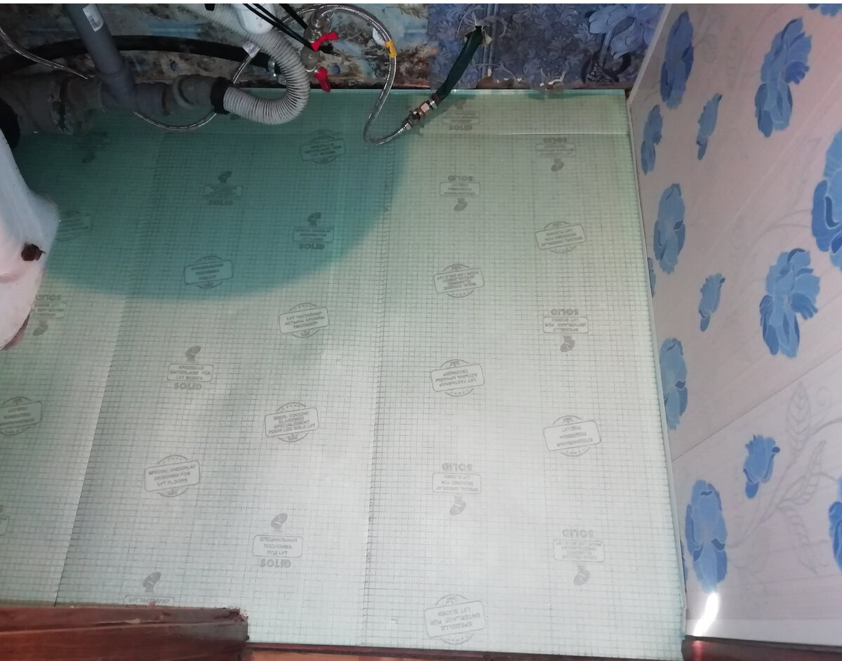 Полы в санузле в процессе работы. Личное фото.