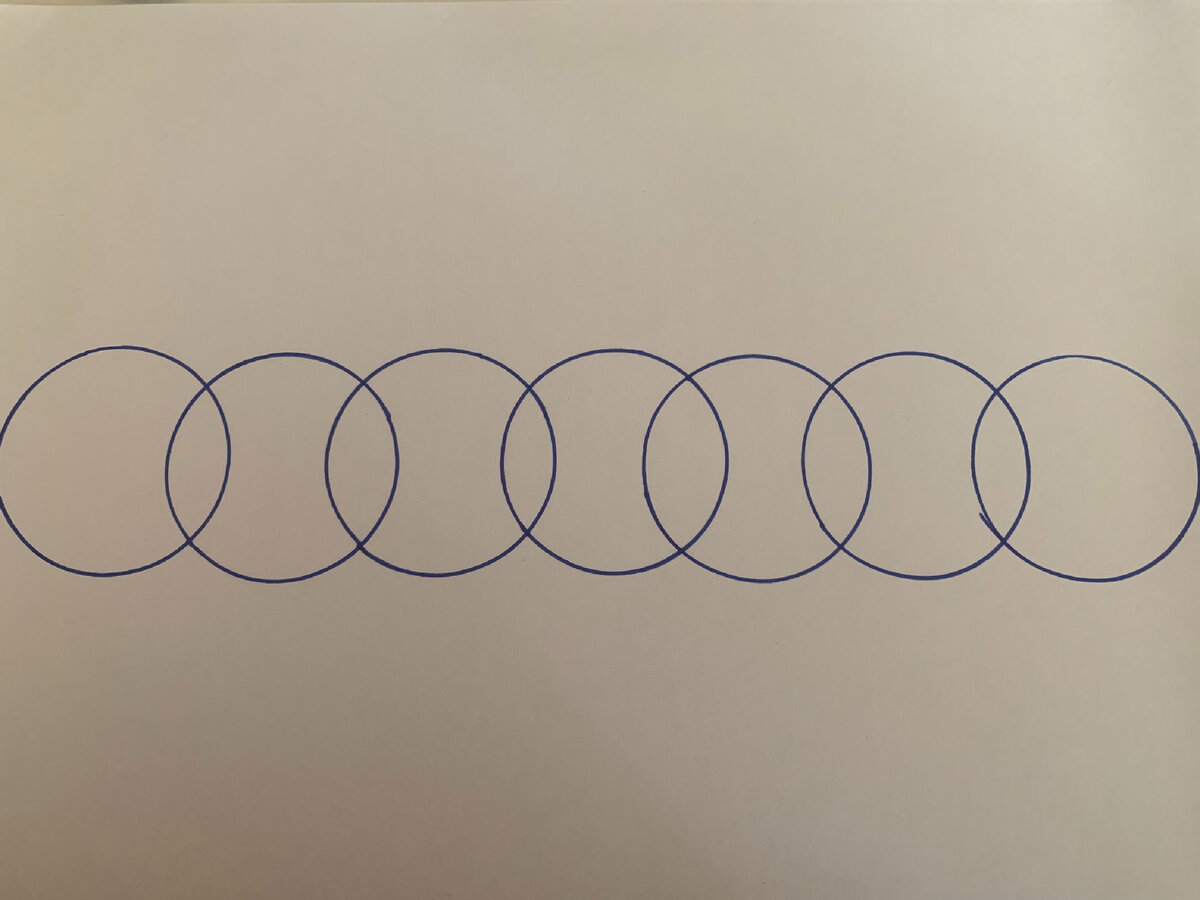 Круги должны быть нарисованы одним цветом и иметь одинаковый диаметр.