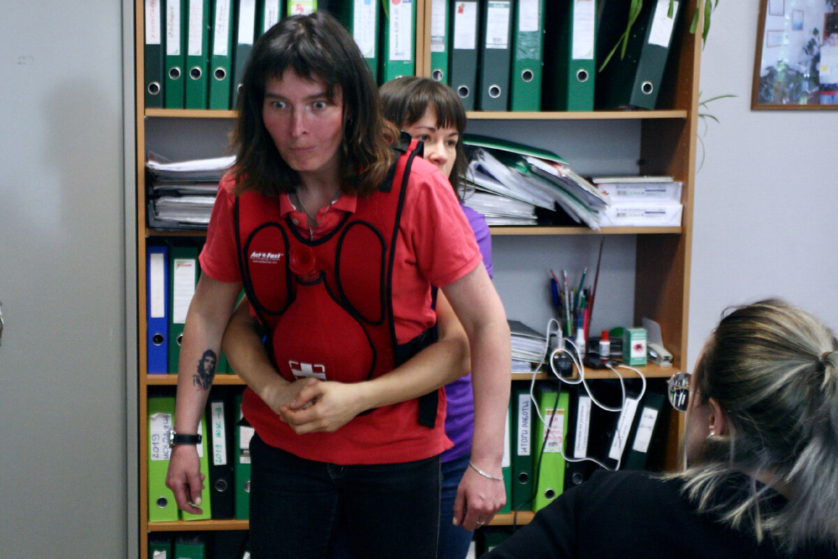 Процесс обучения приему Геймлиха на специальных жилетах