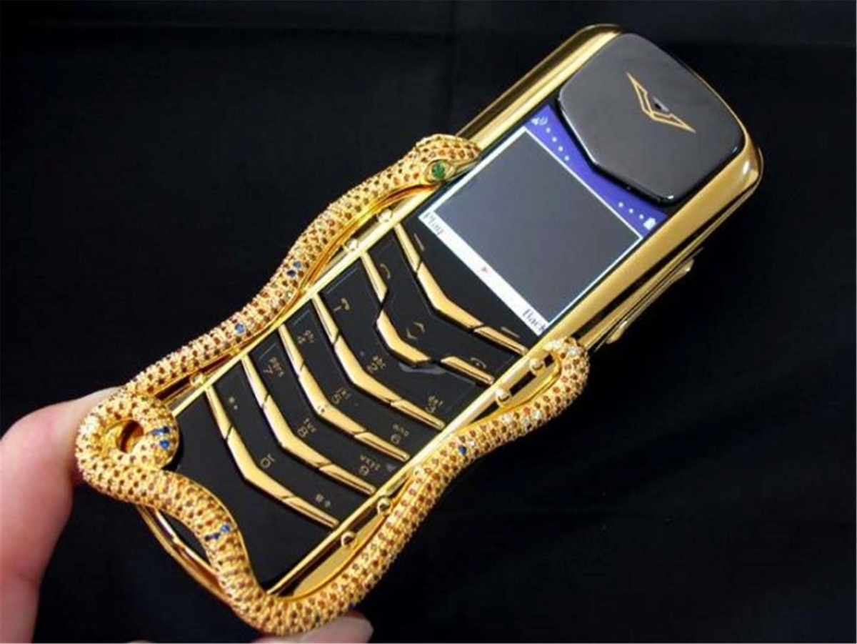 Какие телефоны топ. Vertu Boucheron Cobra. Телефон Vertu Signature Cobra. Vertu Signature Diamond. Vertu Signature Boucheron Cobra.