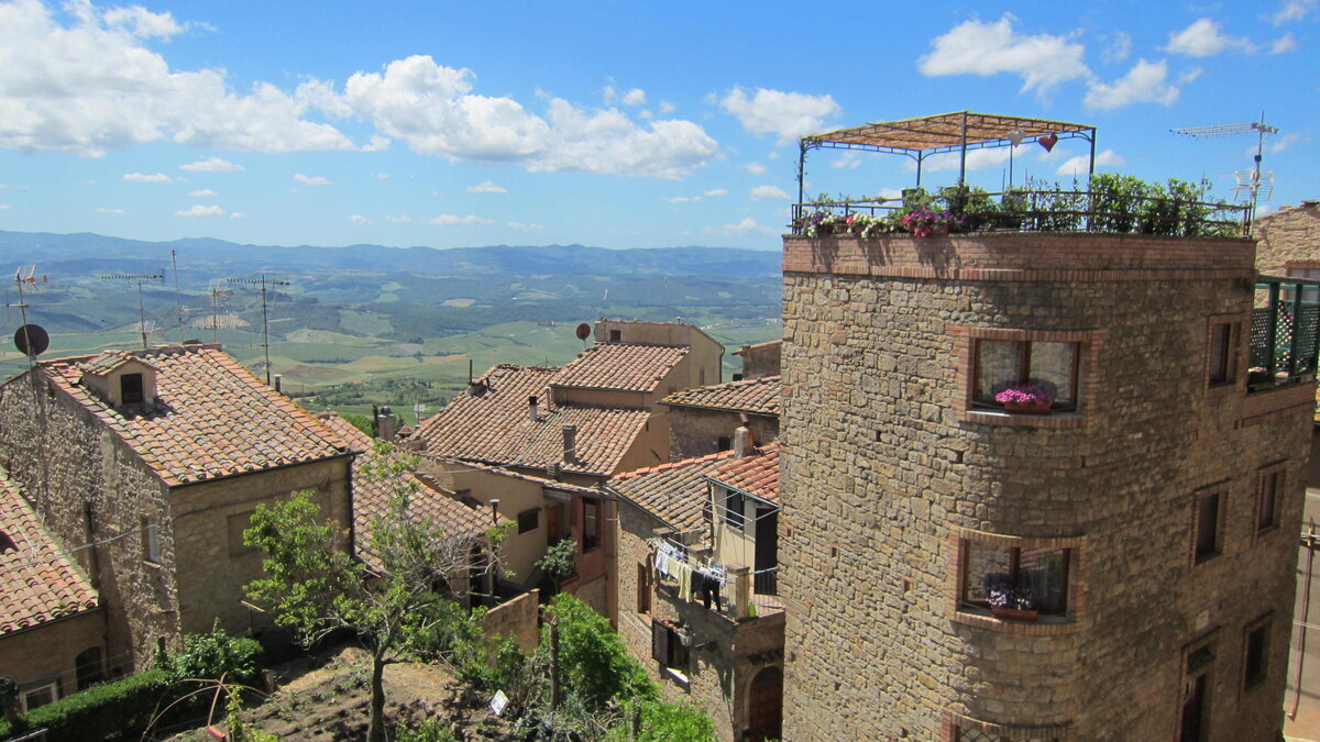 Вид на Вольтерру