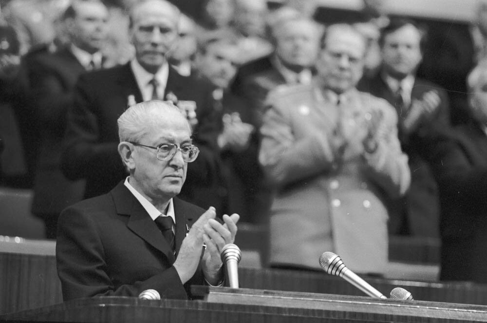 Генеральный секретарь ЦК КПСС Ю.В. Андропов выступает на торжественном заседании в Кремлевском Дворце съездов, посвященном 60-летию образования СССР; в президиуме: А.Я. Пельше, Д.Ф. Устинов и другие. Москва. 21 декабря 1982 г.