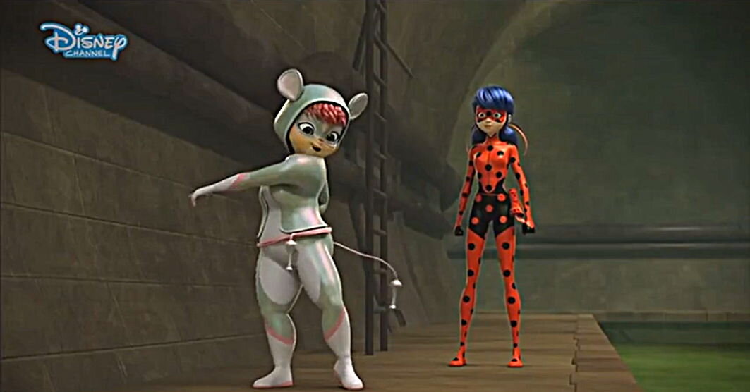 Мышка использует для атаки скакалку.