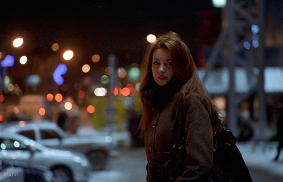 Девушка в ночном зимнем городе. Девушка на улице вечер зима. Девушка в заснеженном городе.