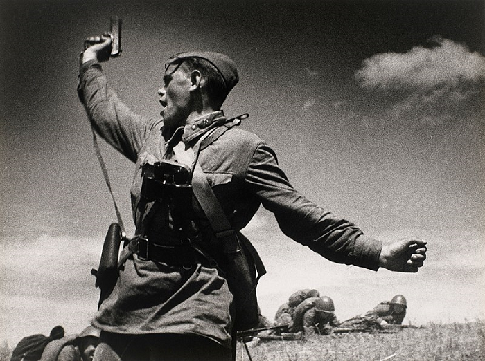 Младший политрук А. Г. Ерёменко Фото Макс Альперт. Комбат. 1942