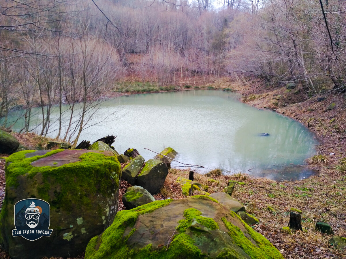 Небольшое озеро в начале маршрута