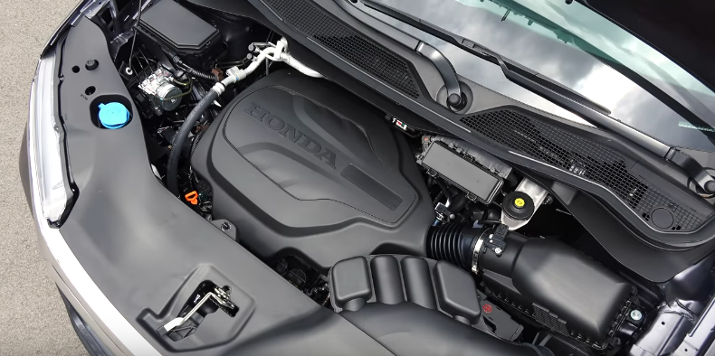 Подкапотное пространство с двигателем V6.