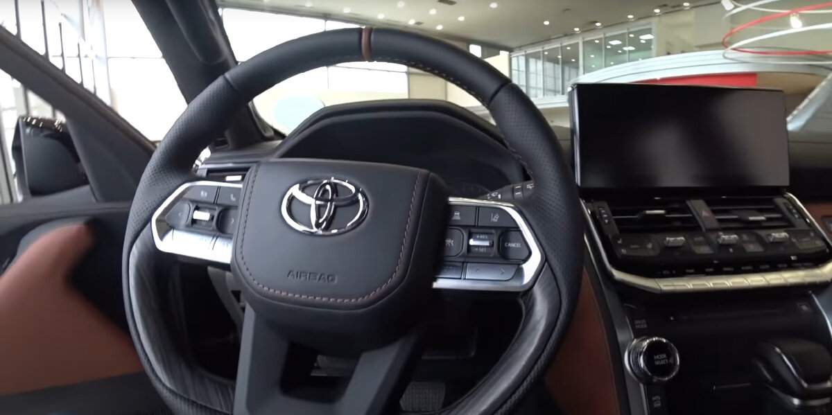 Салон Toyota Land Cruiser 300 за 13 177 000 рублей