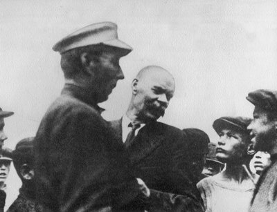 Антон Макаренко и Максим Горький с группой колонистов. 1928 год. Фото: makarenko.edu.ru
