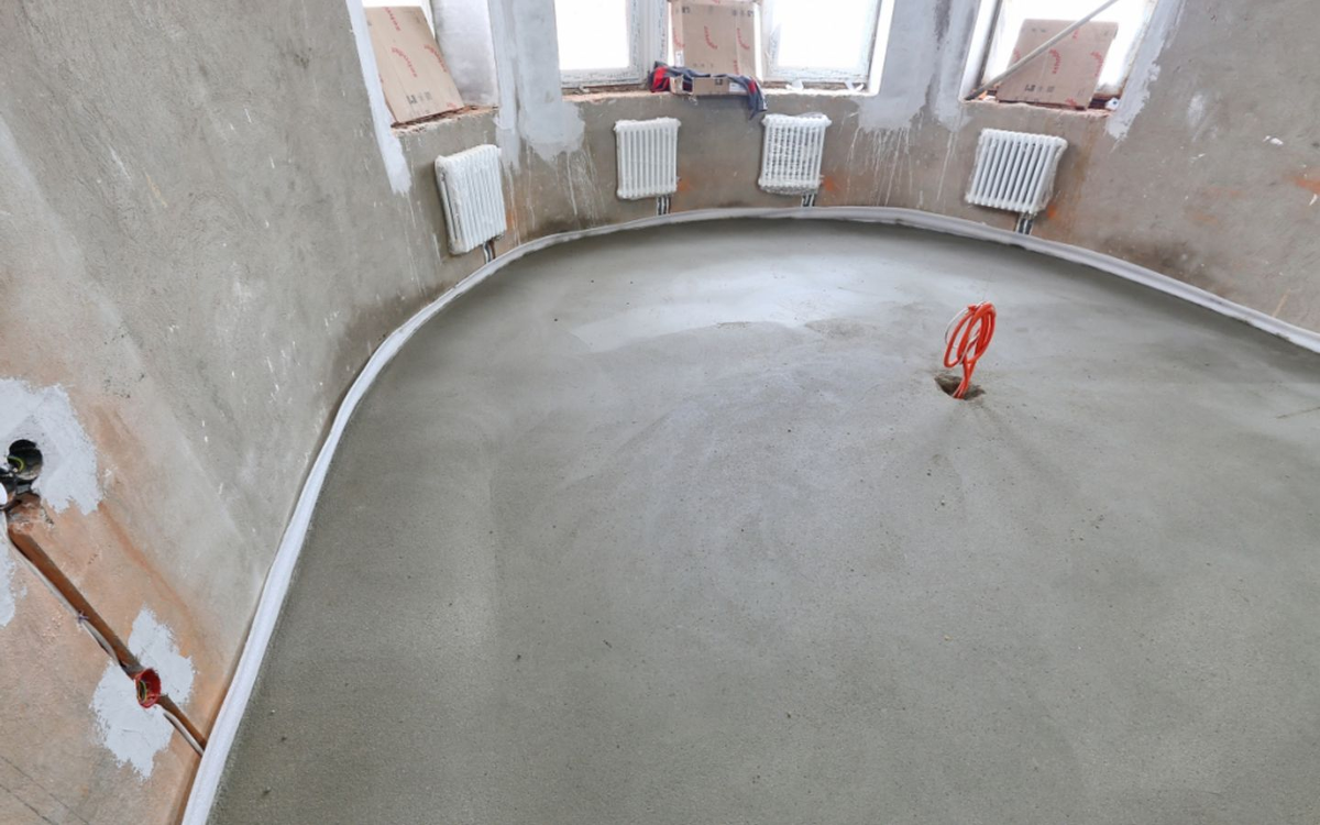 Кривой бетонный пол. Полусухая цементно-песчаная стяжка. После стяжки пола что делать дальше. Полусухая цементно-песчаная стяжка. Полусухая стяжка с глянцеванием.