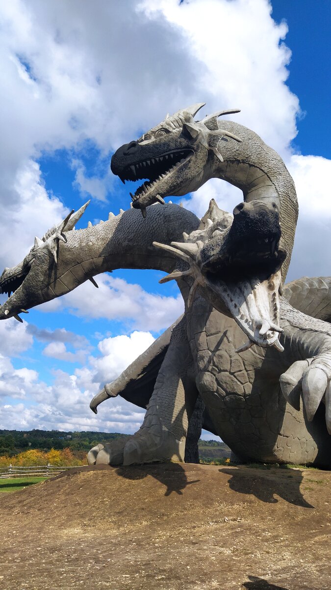  Пожалуй, самая главная достопримечательность парка, его символ-Змей Горыныч, высотой 15метров. На сайте парка написано что рычит и пускает огонь по выходным в 18.00. В следующий раз обязательно дождемся! (Фото автора)