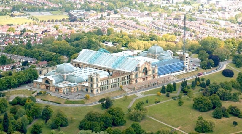 Лонднский дворец Alexandra Palace (построенный в 1875 г. в качестве общественного т.н. «Народного дворца» с концертным залом и библиотекой), часть которого Британская вещательная корпорация BBC стала арендовать в 1936 г., разместив в ней свою первую студию для регулярного телевещания. Из упомянутой телестудии в Alexandra Palace в ноябре 1936 года и был передан первый в мире телевизионный прогноз погоды. Сохранившиеся телестудии BBC в Alexandra Palace - это ныне музей, а сам дворец продолжает использоваться в качестве общественного пространства.