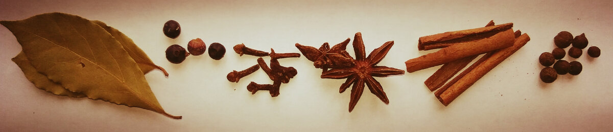 Лаврушку, пожалуй, можно исключить из списка, а остальные специи - самые подходящие для глинтвейна.