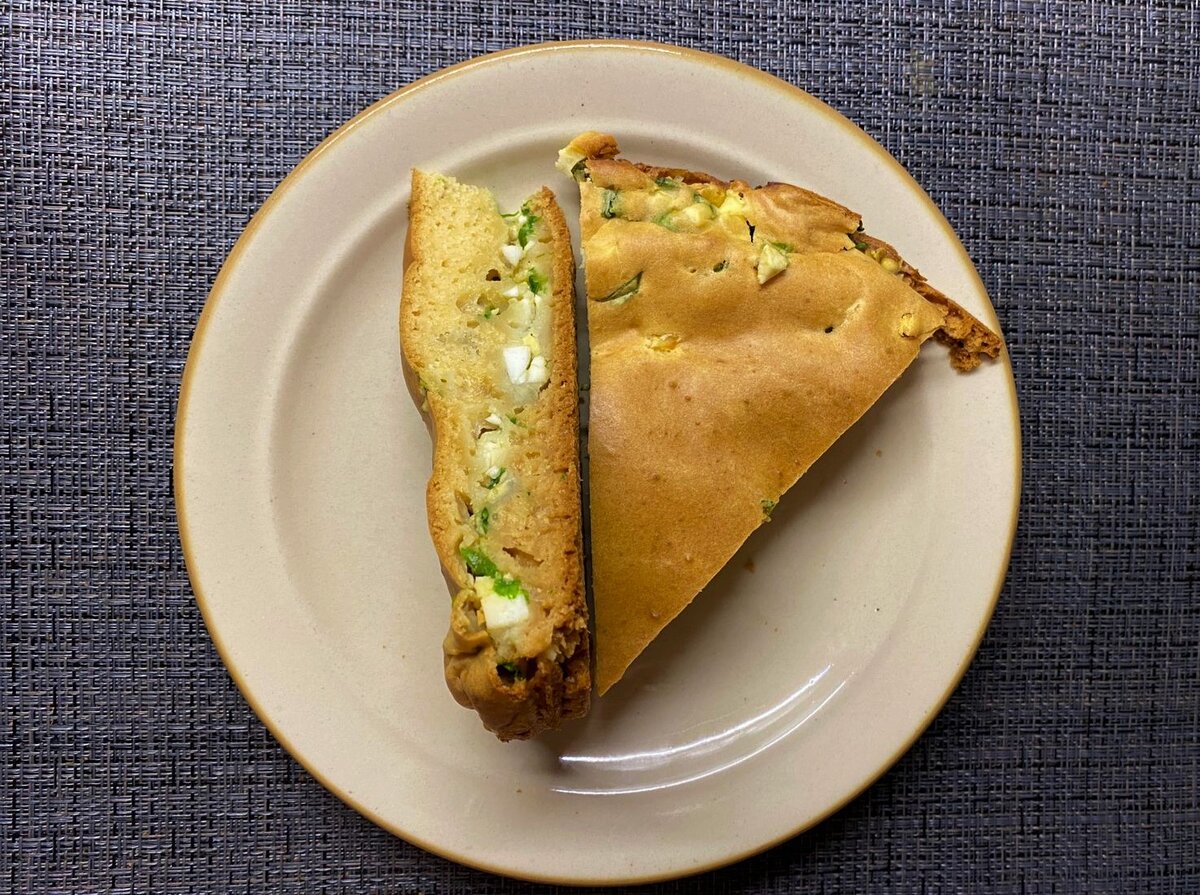 Заливной пирог с луком и яйцами