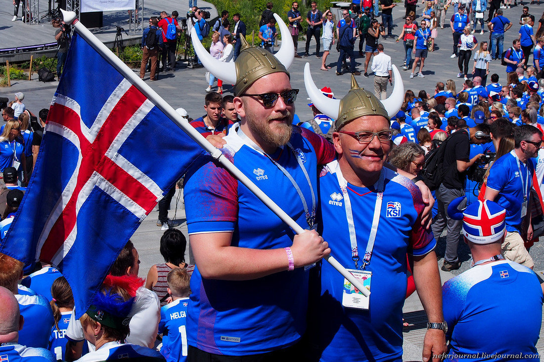 Знаменитые люди исландии. Исландцы нация. Жители Исландии. Исландия население. Футбольные фанаты Исландии.