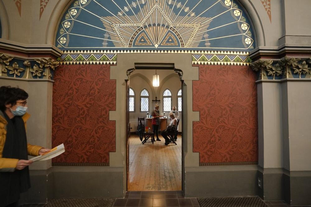 Прививка в церкви. Германия