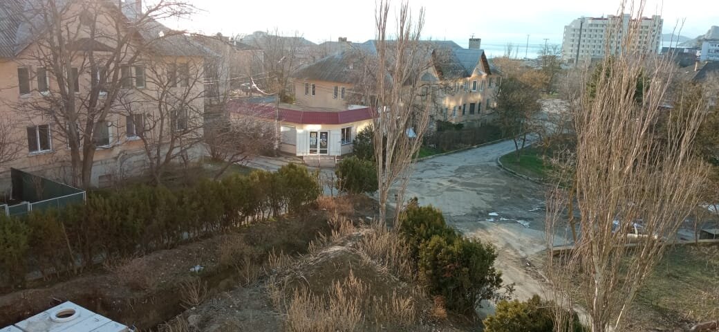 Зелёная трава и солнечные зайчики на домах! Почти весна :)