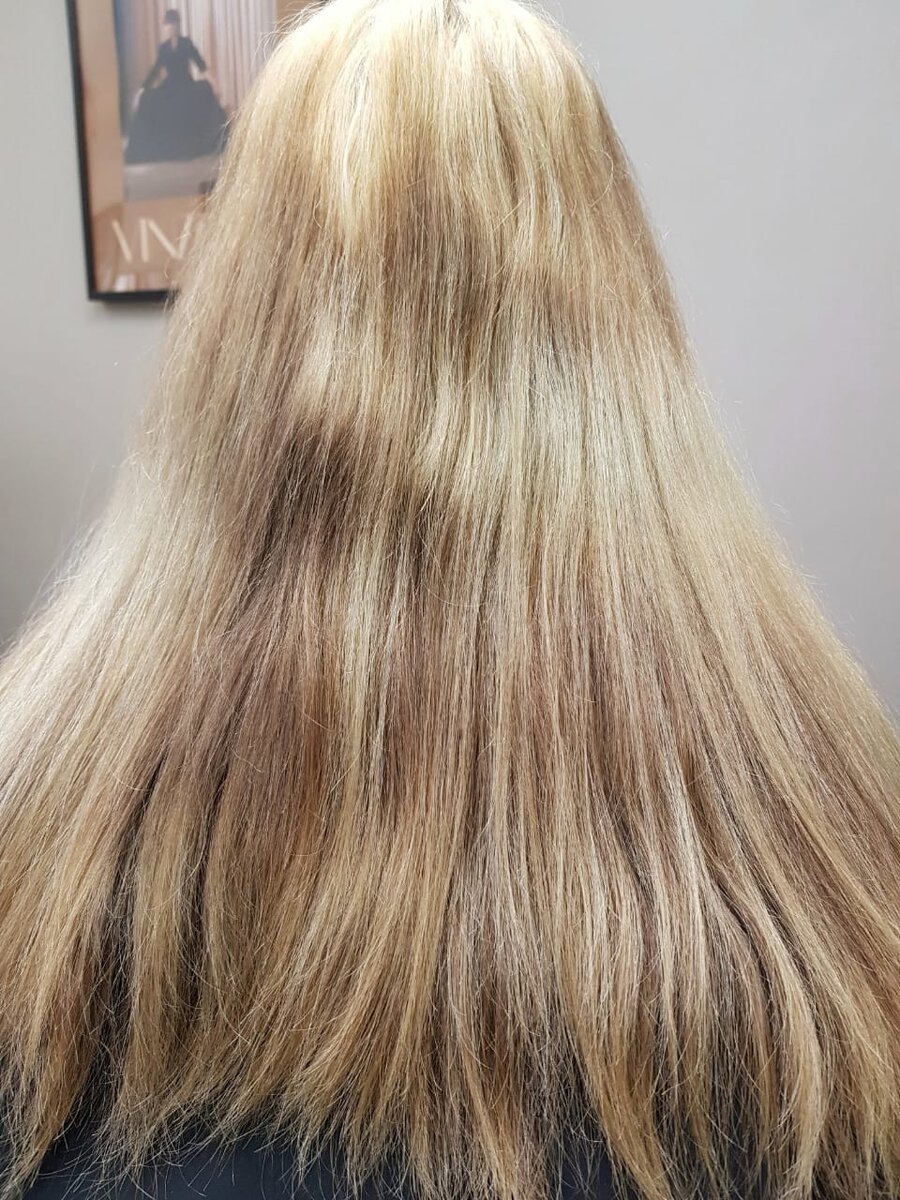 Профессиональный мастер по окрашиванию волос в блонд заботится не только о получении идеального цвета. Наиболее важным аспектом является сохранение природной красоты и здоровья волос. Встречаются случаи, когда за дело берется не компетентный "специалист", и волосы после окрашивания начинают обрываться или выпадать. Само по себе блондирование длинных волос - это сложный вид окрашивания, за которое берутся не многие и ещё меньше тех, кто справляется с этой не простой задачей. Более того, мало получить требуемый результат - нужно сохранить его на продолжительное время, что во многих случаях является ещё более сложной задачей.