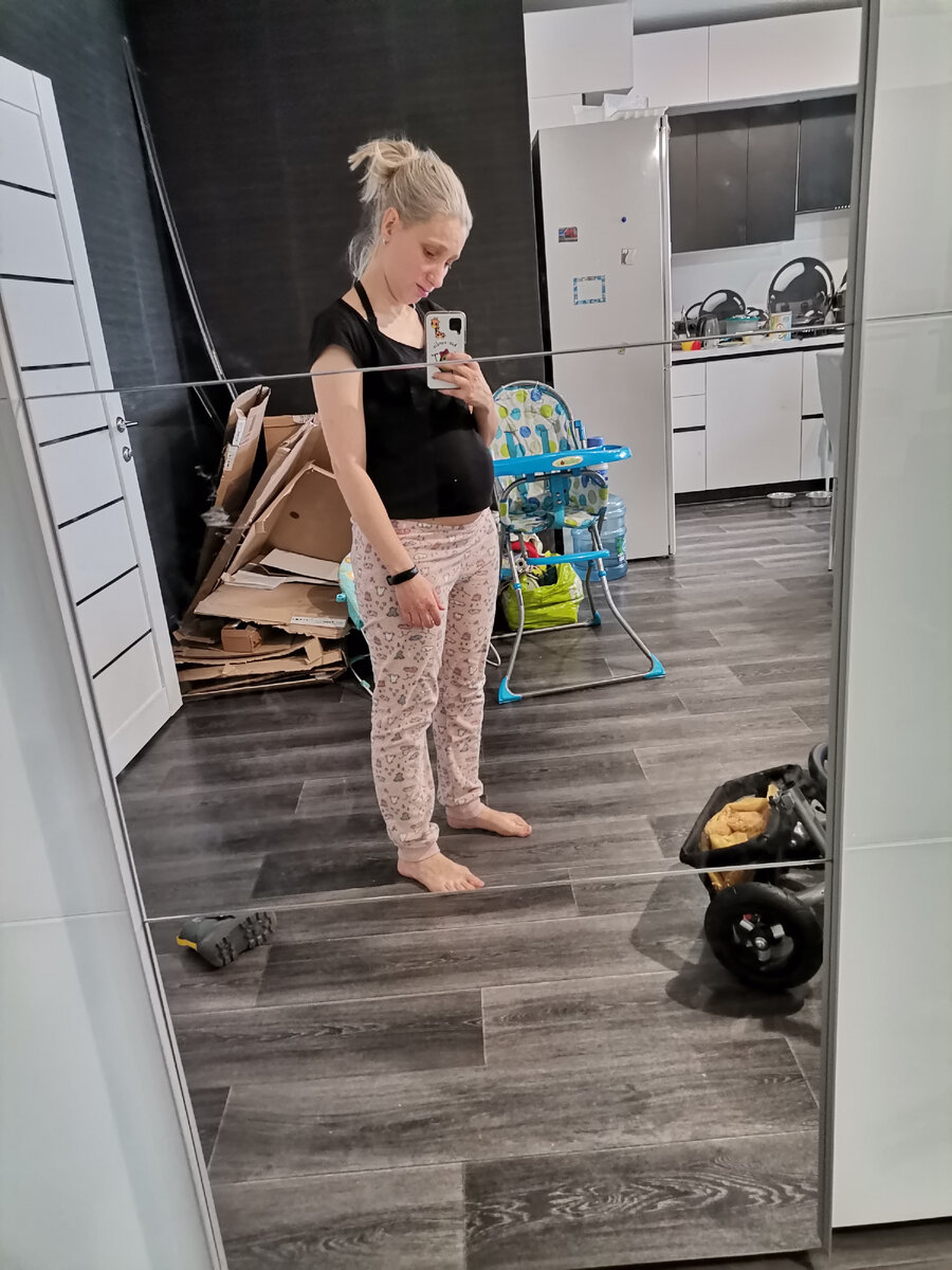 На заднем фоне не мусор, а коробки от новой мебели. Мы их в школу на макулатуру относим