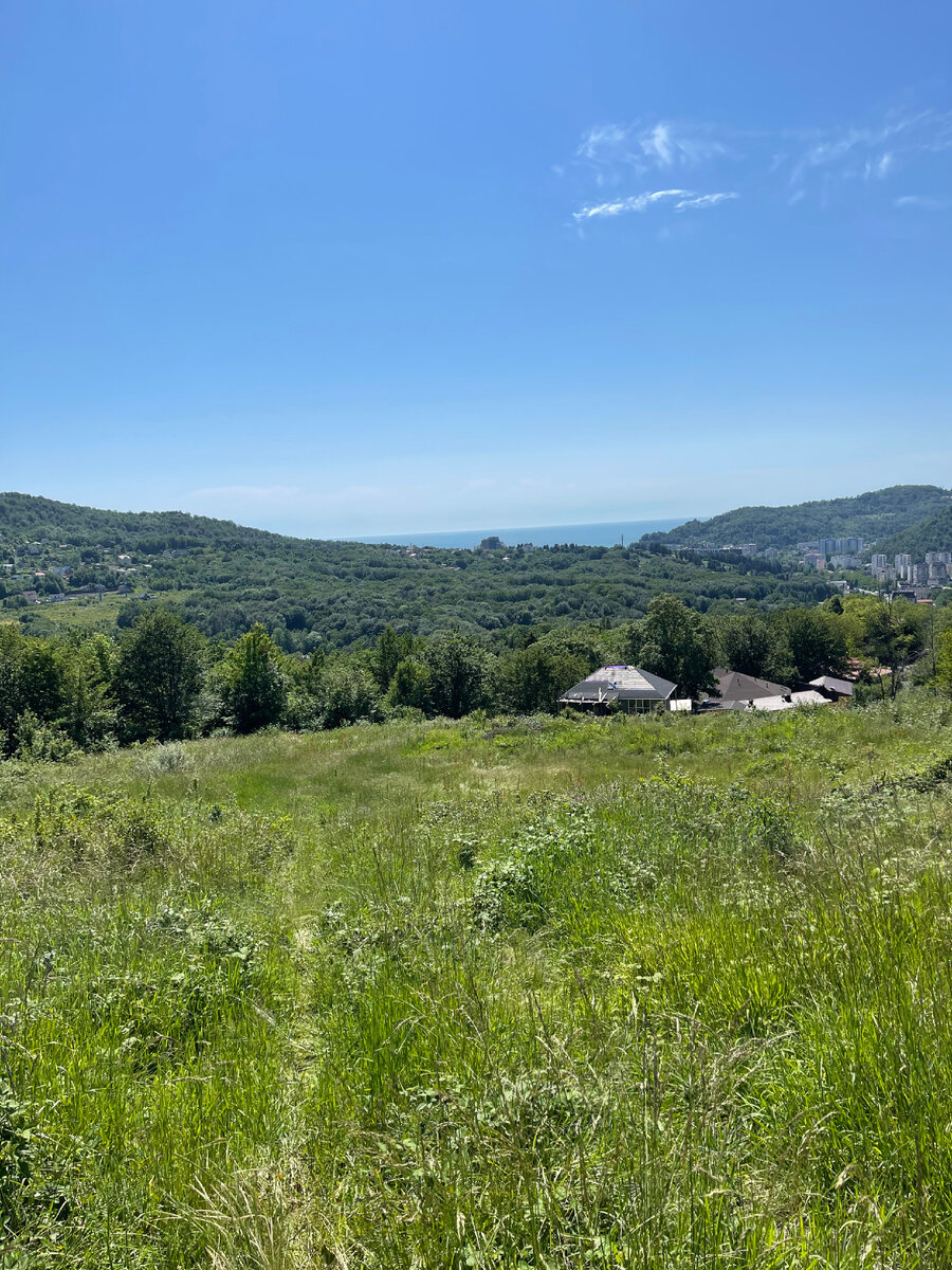 Уединённость и вид моря. Территория имеет небольшой уклон и расположена на южной стороне предгорья района Дагомыс. Этот район называют 3 рота.