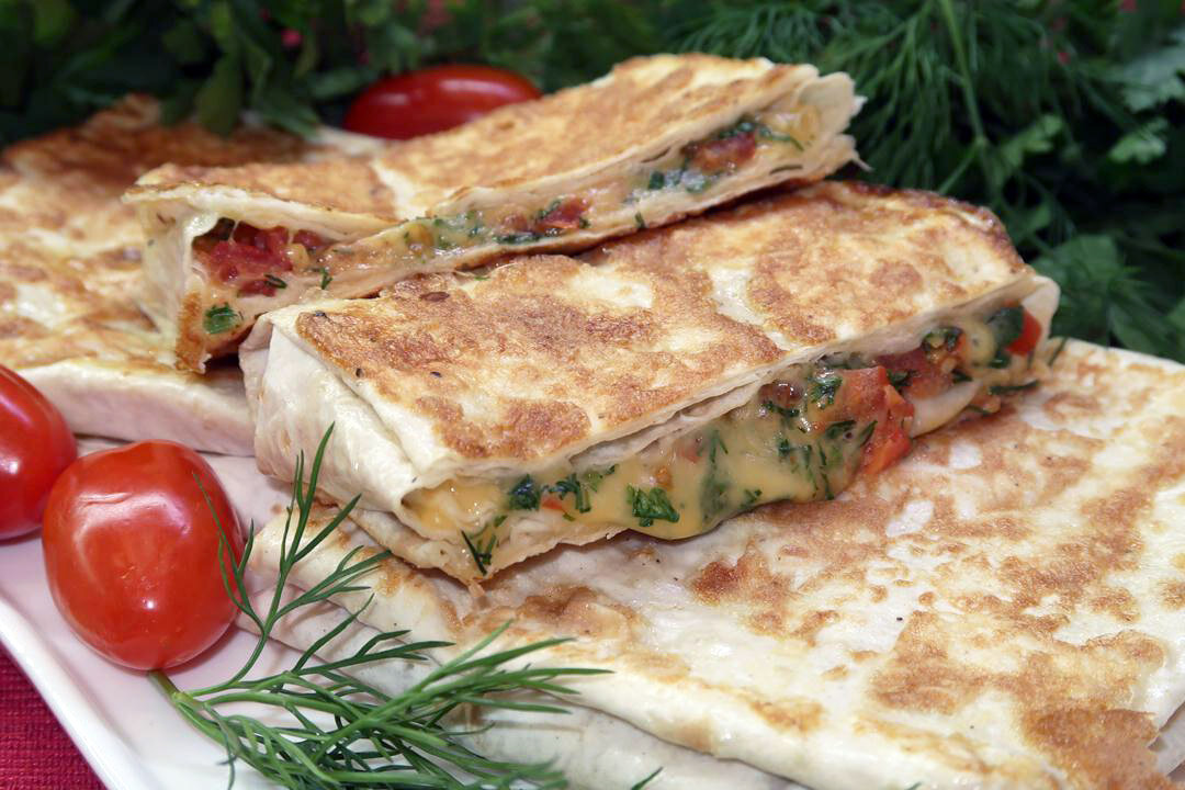 конвертики из лаваша с курицей. конверты из лаваша с колбасой и сыром. конвертики с сыром зеленью и творогом. конвертики из лаваша с начинкой. армянский лаваш конвертики.