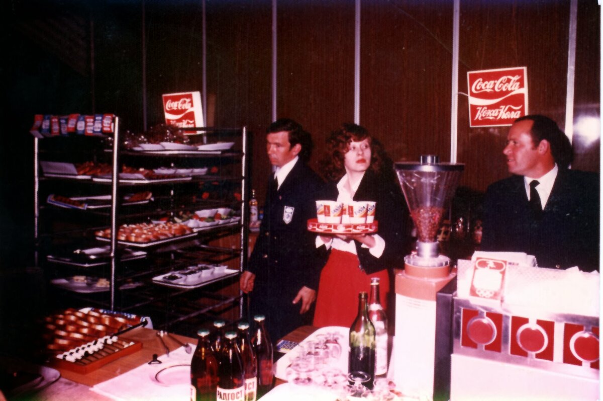 Рекламная кампания при открытии продаж Coca-Cola в Москве. 1980 год