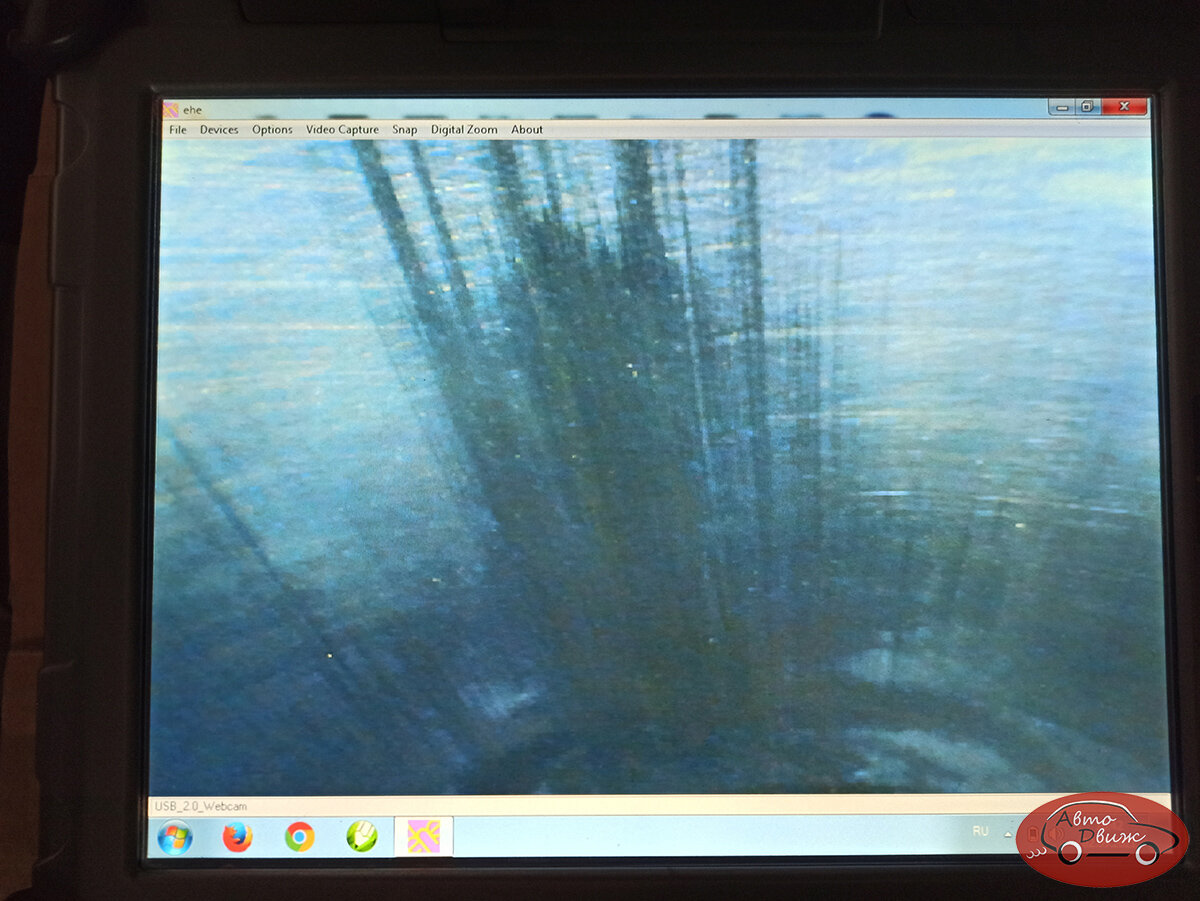 Стенка первого цилиндра. Еще хорошо видны следы хона, то есть мотор свежий, но какие уже задиры! 