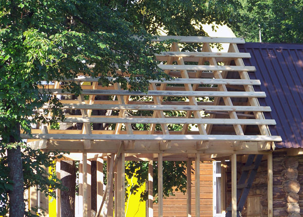 В правой части снимка видно,что обрешётка кровли предбанника находится выше кровли сруба.