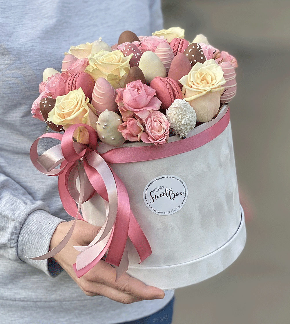 Букет в коробке из клубники в шоколаде с цветами "Воздушный", 4100 руб.