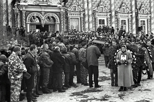 Отпевание погибших омоновцев в Троице-Сергиевой Лавре. Фото из открытых источников