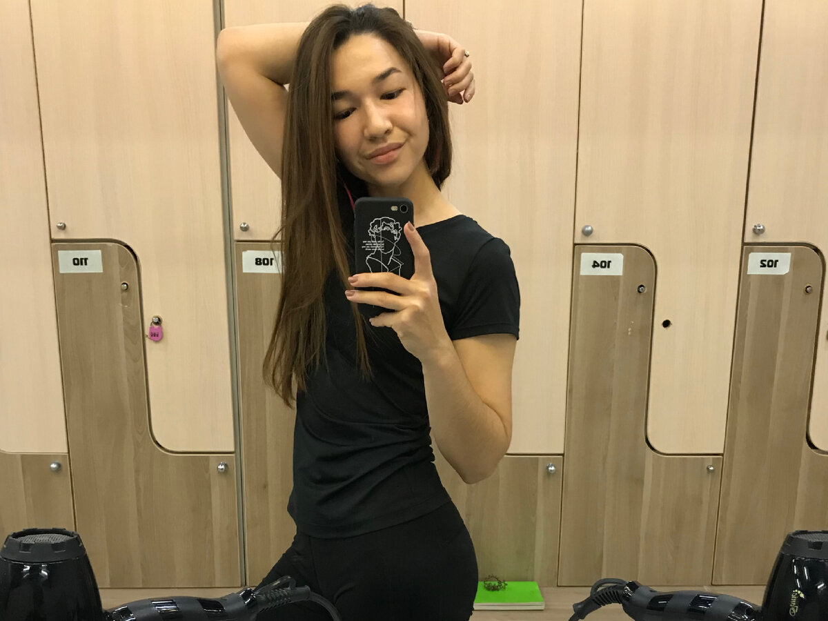 Обтягивающую синтетическую одежду можно оставить для спортзала. Там ей самое место. 