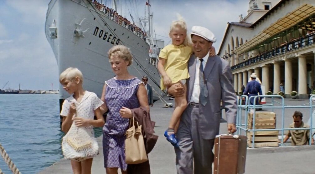 Начало фильма (кадр из фильма «Бриллиантовая рука»)