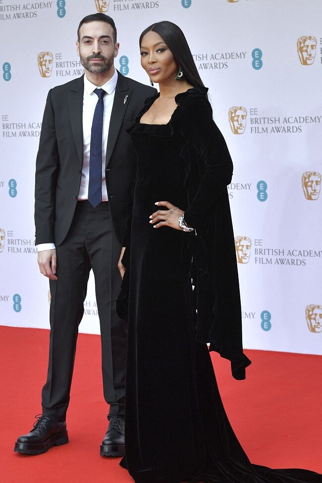 Серьги с браслетом очень уместно смотрятся с эффектным бархатным черным платьем.