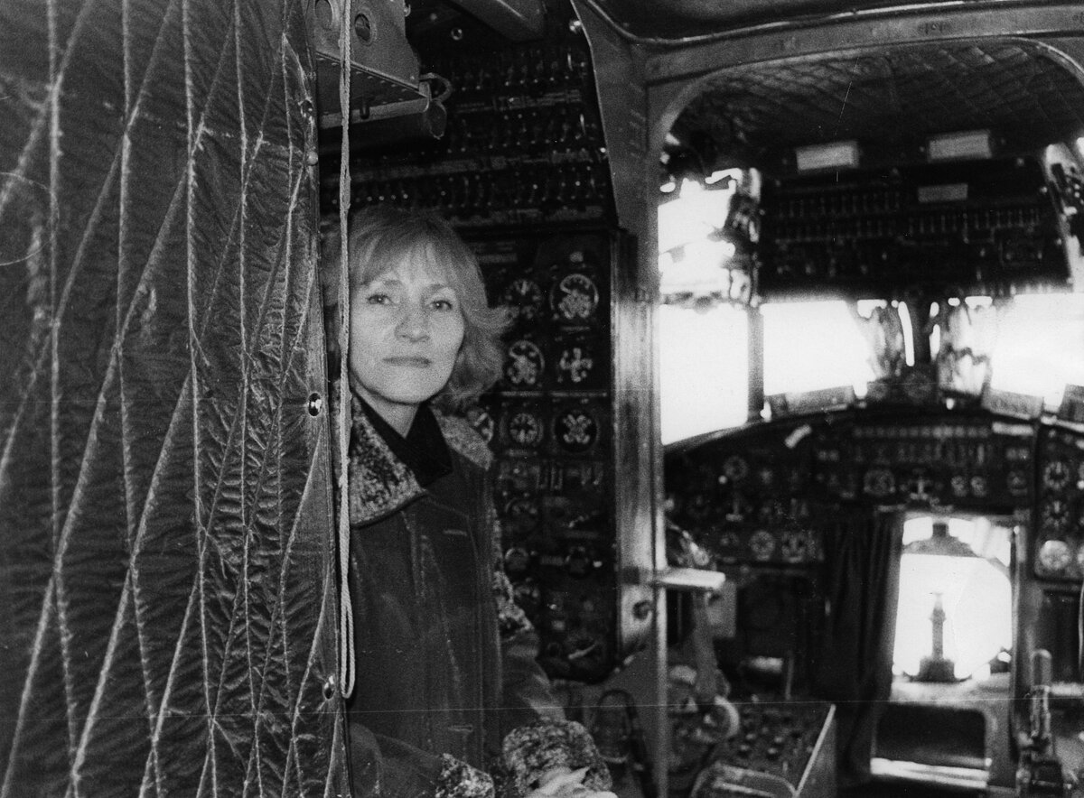 Ирина Коротких в кабине вертолёта космических спасателей
