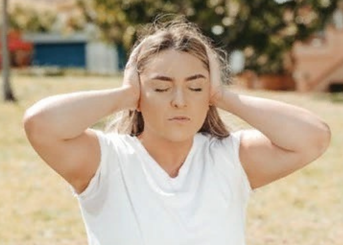 Источник: pexels. Держится за голову.