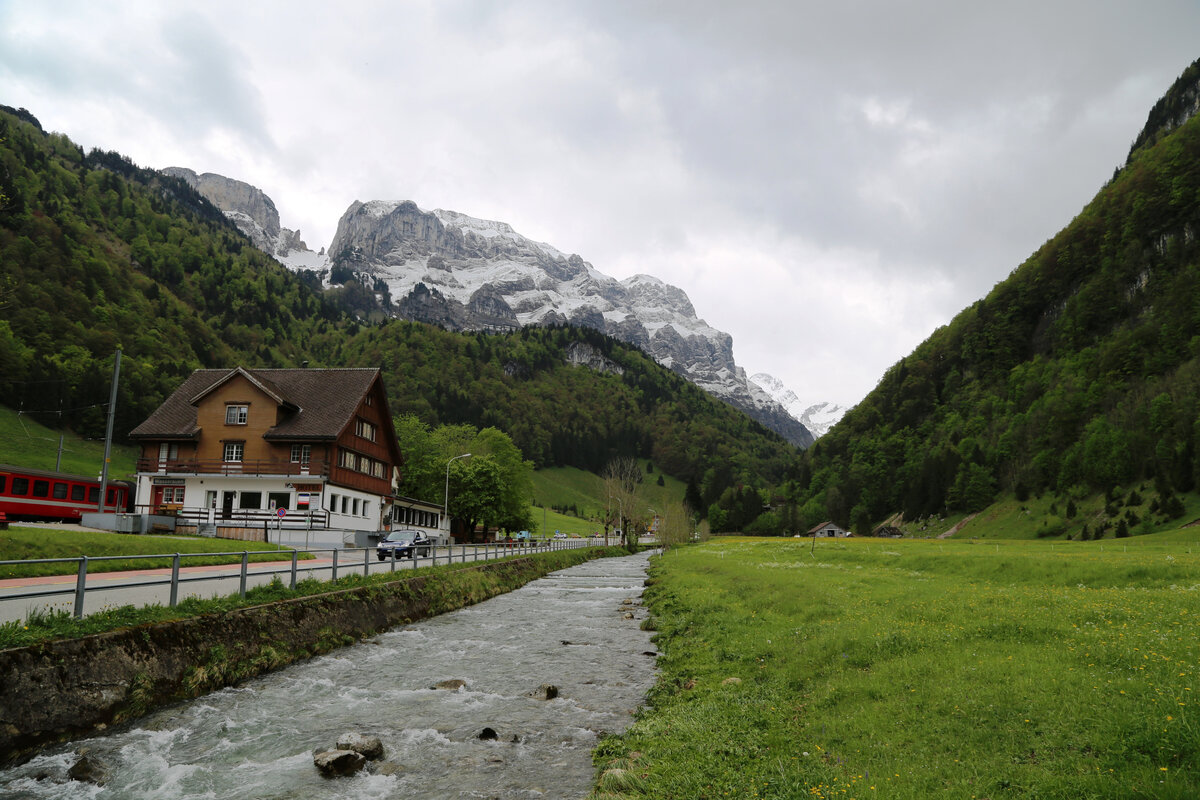 Сначала идем вдоль речушки к станции фуникулера. Смотрите следующее фото в этой галерее