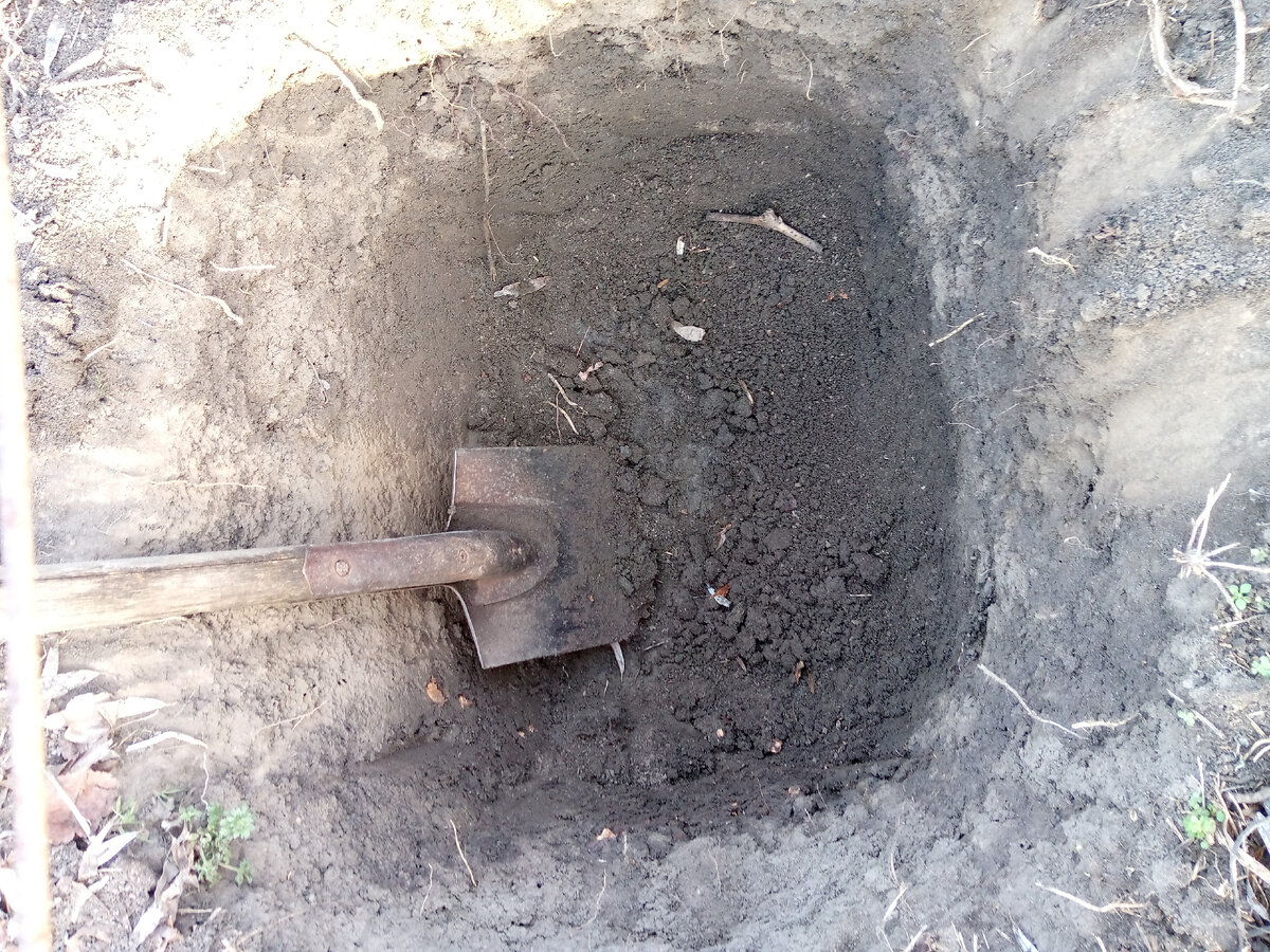 с рулеткой не бегаю, ориентируюсь на лопату...