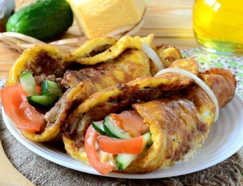 Бризоль – это популярное европейское блюдо, которое представляет собой толстый блин из фарша, обжаренного в яйцах, в который заворачивается различная начинка. Готовится блюдо быстро и просто.