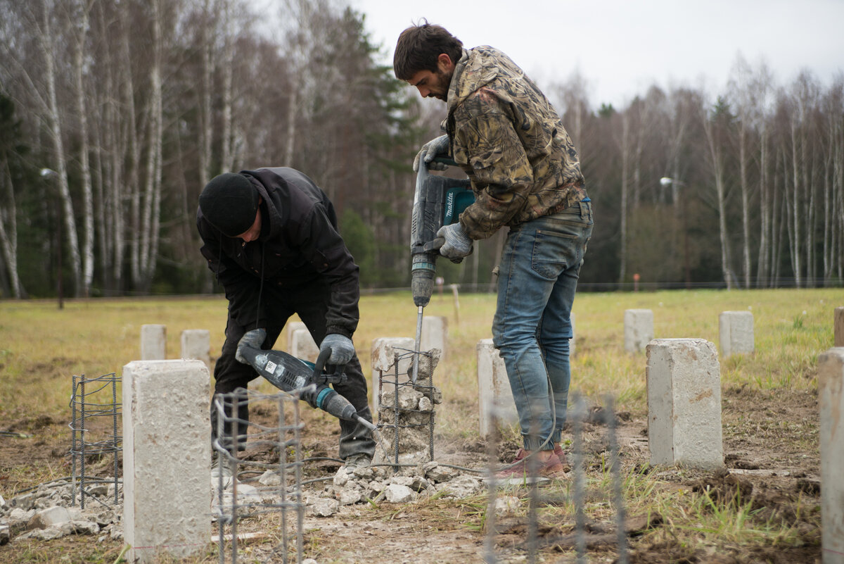 Как вбивают сваи. Забивают сваи. Перфолента для жб свай. Монстры забивают сваи.