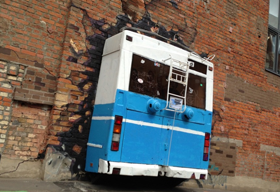 Москва. "Флакон". Троллейбус в стене (фото из открытых источников)