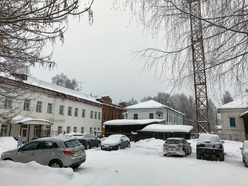 Вход в пансионат\гостиницу. Гостиница (темного кирпича) является продолжением пансионата (белая часть).