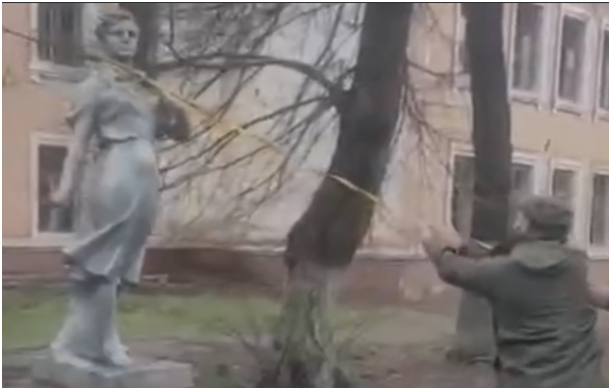 Памятник Зое Космодемьянской в Чернигове снесли украинские националисты.  В Берлине под охраной полиции  эта же публика испоганила памятник советскому воину-освободителю в Трептов-парке.  Эти деяния киевского режима , копирующие стиль поведения гитлеровцев во времена фашистской чумы, вдохновляют США и их союзников на дальнейшую поддержку украинских неонацистов. Дж. Байден направил на Украину тяжелые вооружения  и выписал 800 млн долларов для противодействия денацификации . Шольц, сожалеет, что уже почти все запасы оружия переданы Зеленскому, но обещает поддержать его деньгами. Главное для коллективного Запада не допустить, чтобы Россия одержала победу на Украине, что повлечет изгнание  с ее территории неонацистов, которые сегодня являются главной опорой натовцев. Не будет на Украине  бандеровцев, придется оттуда убираться восвояси и натовцам. Вот почему коллективный Запад заваливает страну оружием и запретил Зеленскому даже заикаться о каких то мирных переговорах.  Ему приказано найти предлог, чтобы вообще отказаться от них.  И такой предлог, кажется нашелся. На освобожденных от бандеровцев территориях за пределами ДНР и ЛНР нарастают требования провести референдумы о провозглашении независимости от киевского бандеровского режима. Здесь население больше всего боится  ухода российских войск и возвращения бандеровцев. Вот эти требования о проведении референдумов Зеленскому рекомендовано использовать как предлог, чтобы отказаться от переговоров с Россией. Он уже заявил об этом. Видимо, уже понял, что не только Харьковская и Херсонская, но и другие области выстроятся в очередь за Донбассом,  чтобы избавиться от бандеровщины как от страшного сна.
 