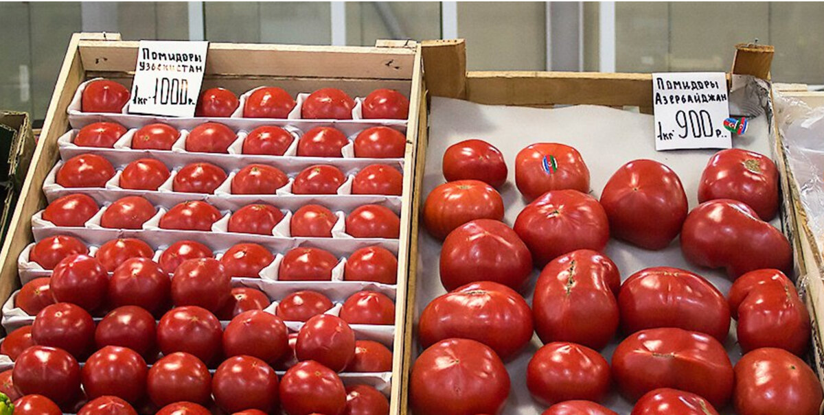 Сколько стоит килограмм свежих. Помидоры на рынке. Помидоры в ящике. Помидоры на прилавке. Узбекские помидоры.