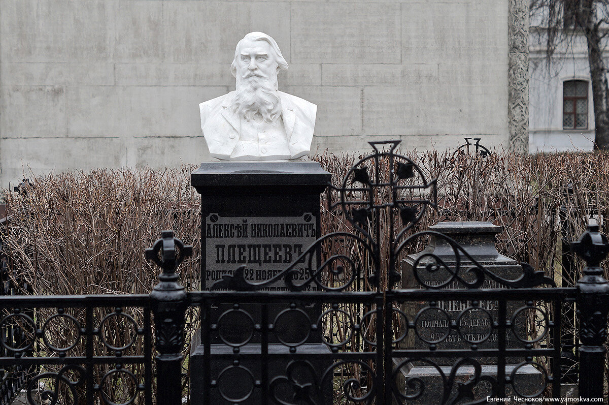 Новодевичье кладбище шнитке. М. Могила д давыдова в новодевичьем монастыре в москве. Экскурсия по новодевичьему кладбищу. Некрополь новодевичьего монастыря в москве.